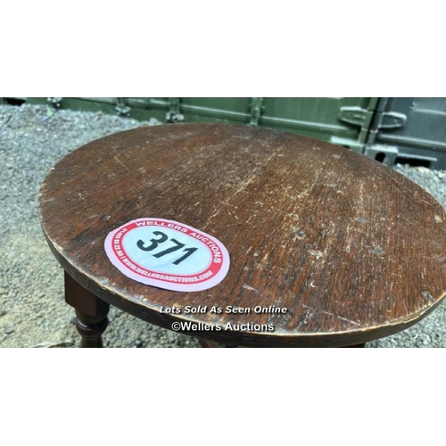 371 - A small reproduction oak coffee table, 47cm (h) x 46cm (dia) / Please bring equipment and labour to ... 