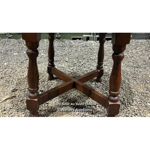 371 - A small reproduction oak coffee table, 47cm (h) x 46cm (dia) / Please bring equipment and labour to ... 