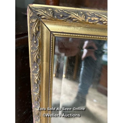 422 - A bevel edged mirror in giltwood frame, 80cm (h) x 55cm (w) / Please bring equipment and labour to a... 