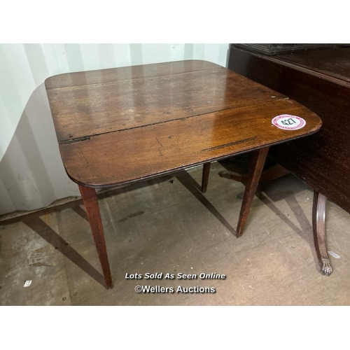 427 - A Georgian mahogany drop leaf Pembroke table, 70cm (h) x 76cm (w) x 80cm (w) full extended / Please ... 