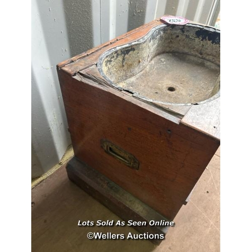 432 - A Victorian commode converted to jardinere, 43cm (h) x 58cm (l) x 36cm (d) / Please bring equipment ... 