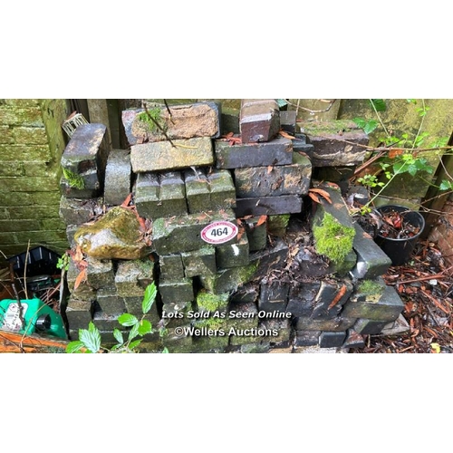 464 - Quantity of Staffordshire blue bricks (no lifting equipment on site, buyer must be prepared with sui... 