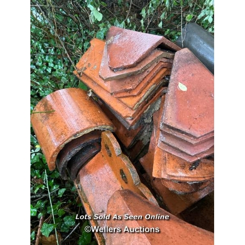 465 - Quantity of approx. x80 valley and x20 ridge tiles, assorted sizes (no lifting equipment on site, bu... 