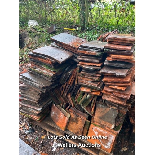 467 - A large quantity of approx. x500 hand made peg tiles (no lifting equipment on site, buyer must be pr... 