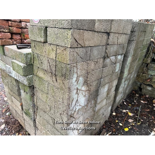 473 - x250 concrete blocks (no lifting equipment on site, buyer must be prepared with suitable labour for ... 