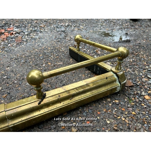 490 - Adjustable brass fender, 27cm (h) x 127cm (w) x 37cm (h) / Please bring equipment and labour to assi... 