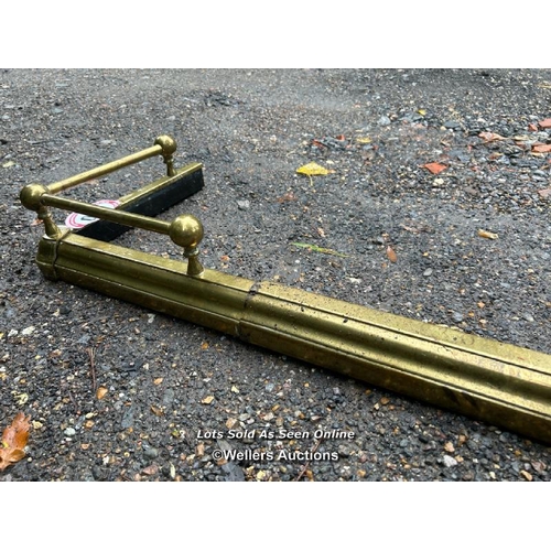 490 - Adjustable brass fender, 27cm (h) x 127cm (w) x 37cm (h) / Please bring equipment and labour to assi... 