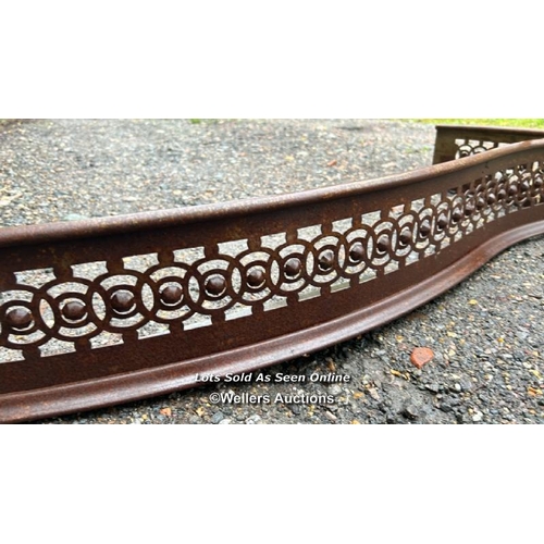 492 - A Georgian steel fender, 16cm (h) x 125cm (w) x 35cm (d) / Please bring equipment and labour to assi... 