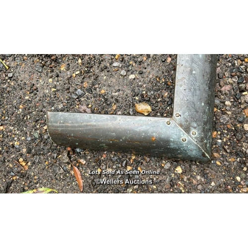 494 - A copper Victorian fender, 7cm (h) x 106cm (w) x 30cm (d) / Please bring equipment and labour to ass... 