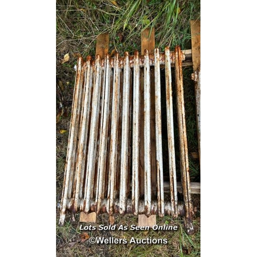 514 - Two Victorian cast iron radiators, tallest 92cm (h) other 77cm (h) / Please bring equipment and labo... 