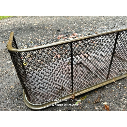 522 - A brass and steel mesh fender, 32cm (h) x 115cm (w) x 47cm (d) / Please bring equipment and labour t... 