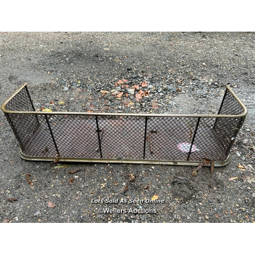 522 - A brass and steel mesh fender, 32cm (h) x 115cm (w) x 47cm (d) / Please bring equipment and labour t... 