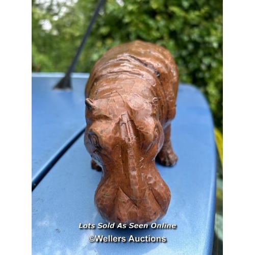 527 - A resin figure of a Hippo, 25cm (l) / Please bring equipment and labour to assist with removal of al... 