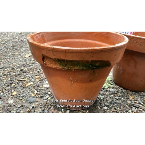 533 - A pair of terracotta pots, 30cm (h) x 35cm (dia) / Please bring equipment and labour to assist with ... 