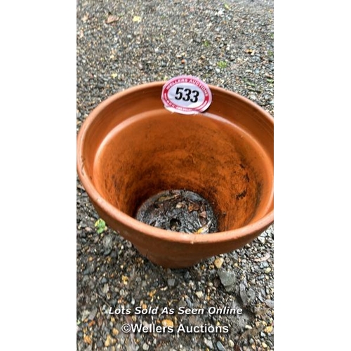 533 - A pair of terracotta pots, 30cm (h) x 35cm (dia) / Please bring equipment and labour to assist with ... 