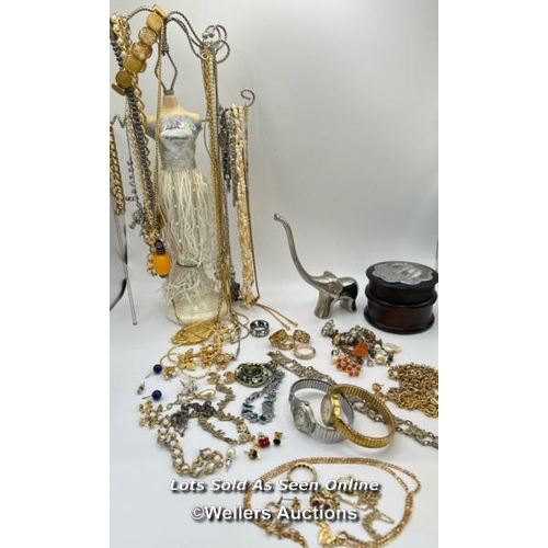 306 - A quantity of mostly costume jewellery including a hallmarked 9ct gold figaro link chain, length 22