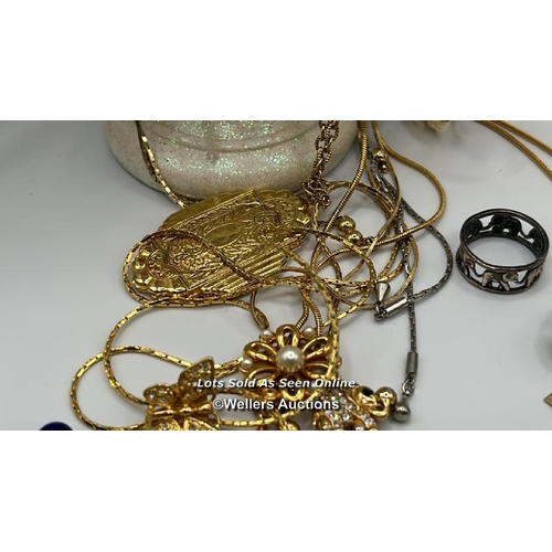 306 - A quantity of mostly costume jewellery including a hallmarked 9ct gold figaro link chain, length 22