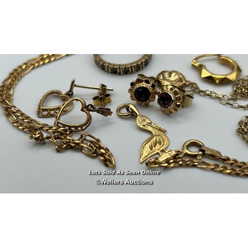 306 - A quantity of mostly costume jewellery including a hallmarked 9ct gold figaro link chain, length 22