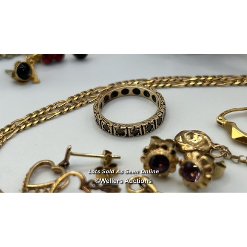 306 - A quantity of mostly costume jewellery including a hallmarked 9ct gold figaro link chain, length 22