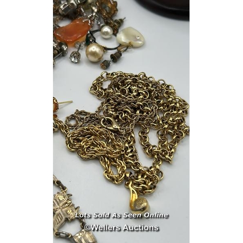 306 - A quantity of mostly costume jewellery including a hallmarked 9ct gold figaro link chain, length 22