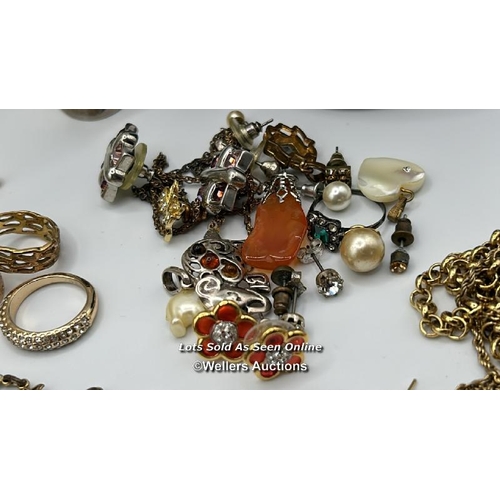 306 - A quantity of mostly costume jewellery including a hallmarked 9ct gold figaro link chain, length 22