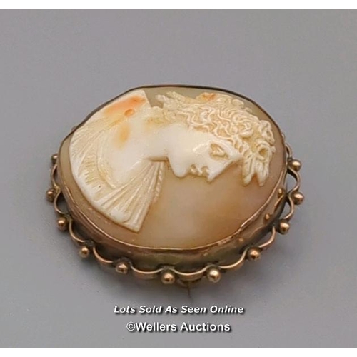 307 - Victorian shell cameo brooch of circular form mounted in yellow metal with scalloped and beaded bord... 