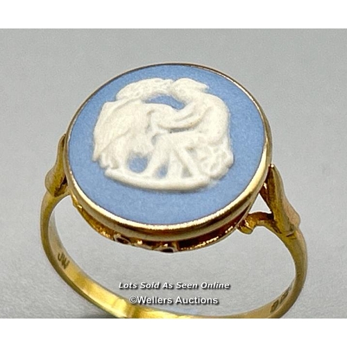 318 - A Wedgwood blue cameo ring in 9ct gold, hallmarked London 1975. Diameter of cameo 14mm. Ring size O1... 