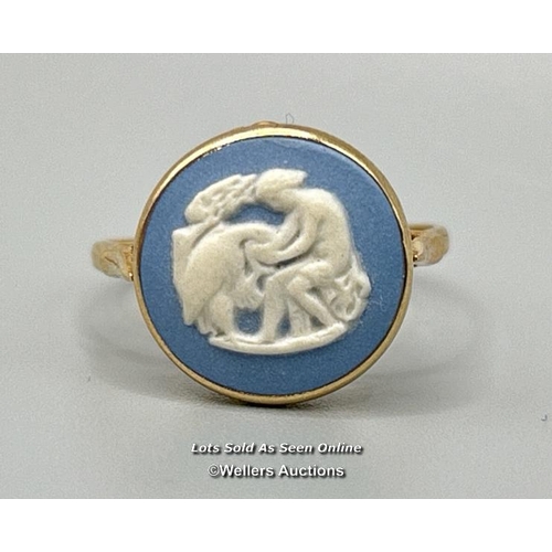 318 - A Wedgwood blue cameo ring in 9ct gold, hallmarked London 1975. Diameter of cameo 14mm. Ring size O1... 