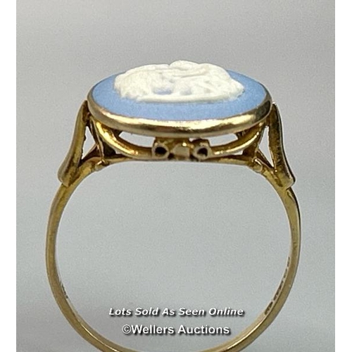 318 - A Wedgwood blue cameo ring in 9ct gold, hallmarked London 1975. Diameter of cameo 14mm. Ring size O1... 