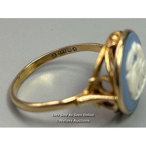 318 - A Wedgwood blue cameo ring in 9ct gold, hallmarked London 1975. Diameter of cameo 14mm. Ring size O1... 