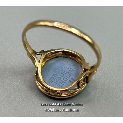 318 - A Wedgwood blue cameo ring in 9ct gold, hallmarked London 1975. Diameter of cameo 14mm. Ring size O1... 