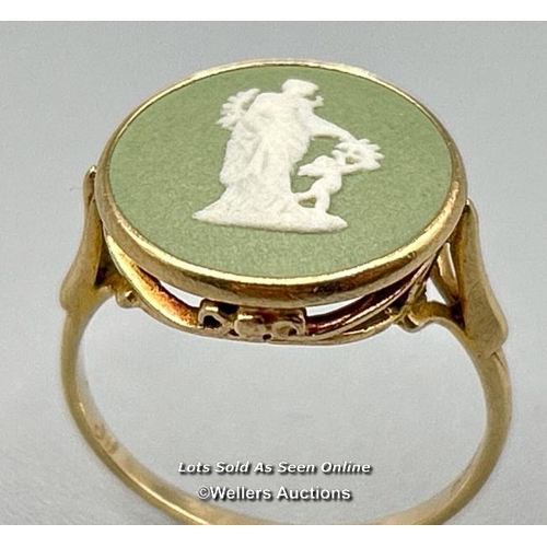 319 - A Wedgwood green cameo ring in 9ct gold, hallmarked London 1975. Diameter of cameo 14mm. Ring size L... 