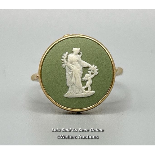 319 - A Wedgwood green cameo ring in 9ct gold, hallmarked London 1975. Diameter of cameo 14mm. Ring size L... 