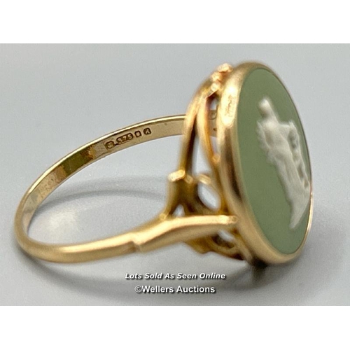 319 - A Wedgwood green cameo ring in 9ct gold, hallmarked London 1975. Diameter of cameo 14mm. Ring size L... 