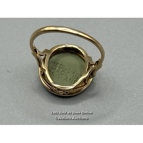 319 - A Wedgwood green cameo ring in 9ct gold, hallmarked London 1975. Diameter of cameo 14mm. Ring size L... 