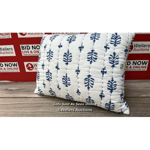 126 - TOULON CUSH COVER 30X40CM BLUE/WHITE / APPEARS NEW, WITHOUT PACKAGING / G12