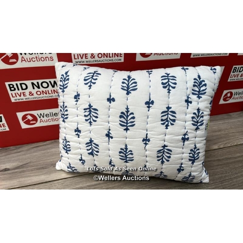 126 - TOULON CUSH COVER 30X40CM BLUE/WHITE / APPEARS NEW, WITHOUT PACKAGING / G12