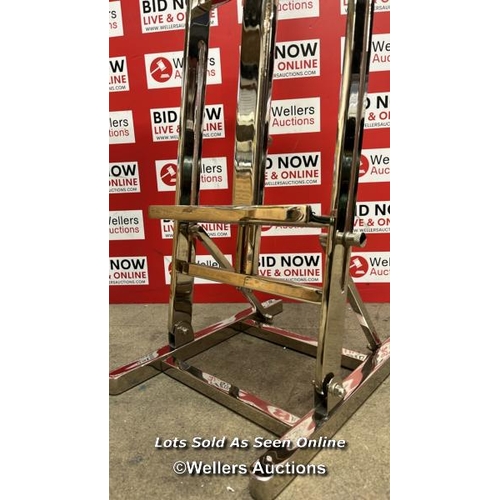 390 - MEDIUM SILVER EASEL / APPEARS NEW OR EX-DISPLAY / G99