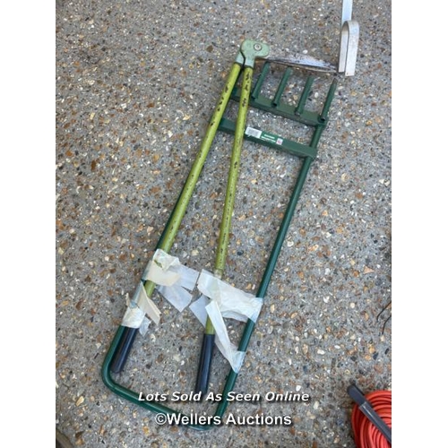 25 - Assortment of garden tools and ladder stay / Container no: BM000526