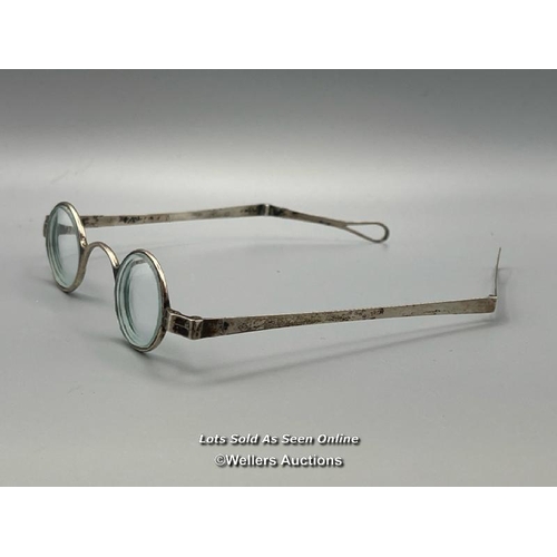 67 - A pair of antique silver folding eyeglasses in leather case, 10.5cm wide, total weight 21g / AN12