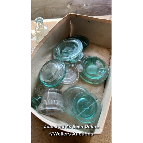 74 - A large collections of vintage glass apothecary bottles, perfume bottles and ink bottles / AN23