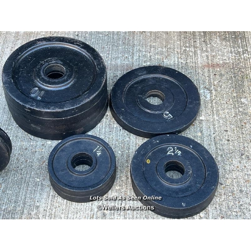 23 - Twelve unbranded weight plates, incl. x4 1.25kg, x4 2.5kg, x2 5kg and x4 10kg / JGS416