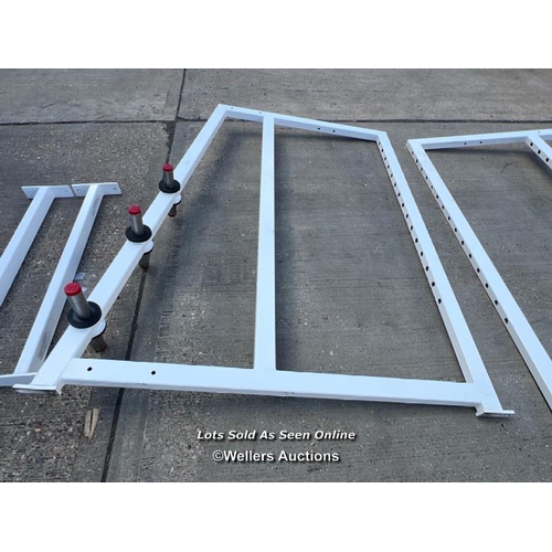 40 - Star Trac squat rack, see images for components and bolts / JGS442