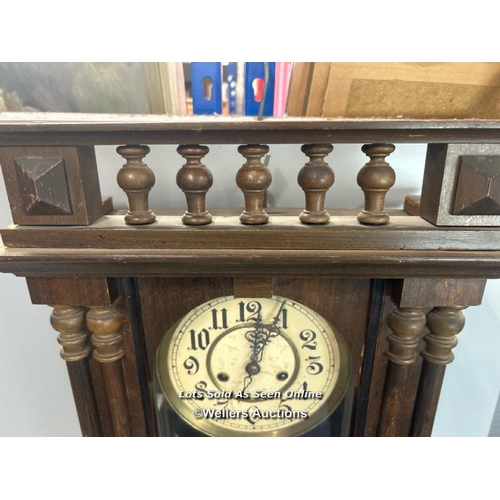 101 - Oak cased wall clock with enamel face. Brass movement numbered 102/26 385, clock face 18.5cm diamete... 