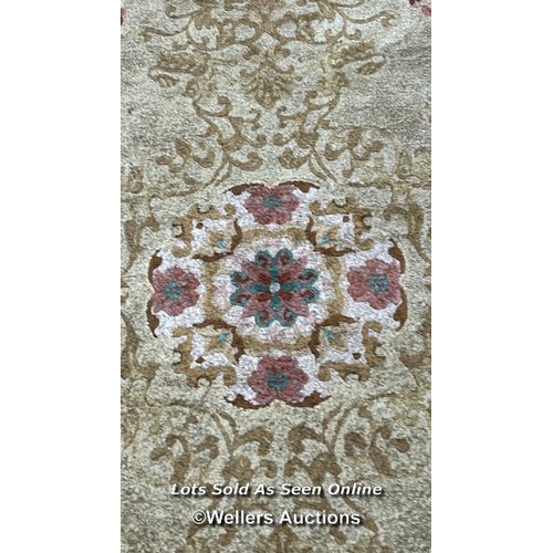 98 - Oriental style floral rug, 186 x 122cm