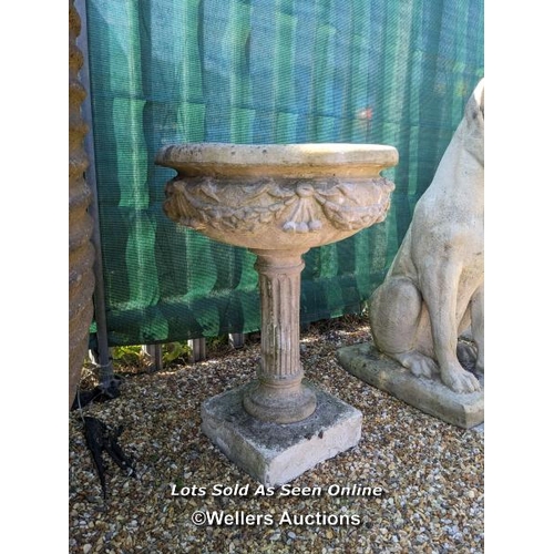 60 - p0126 Pedestal vase, H: 70cm x W: 49cm