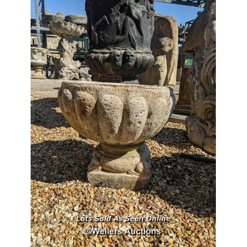 63 - p0127 Reconstituted stone Norman urn, H: 36cm x W: 38cm