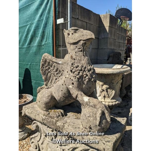 66 - a0122 Reconstituted stone Griffin, H: 75cm x L: 86cm x W: 38cm