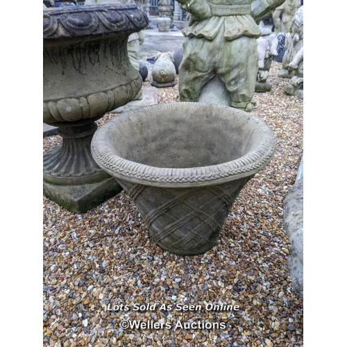 89 - p0068 Reconstituted stone thatched urn, H:38cm x W:48cm