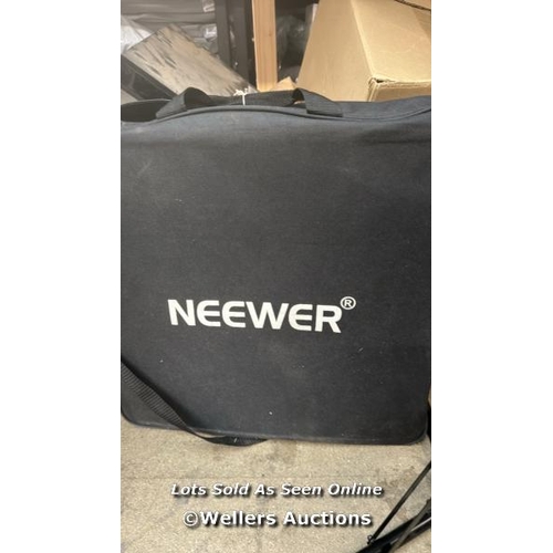 8630 - NEEWER RL-18 18 INCH LED RING LIGHT KIT / SEE IMAGES / MISSING POWER CABLE